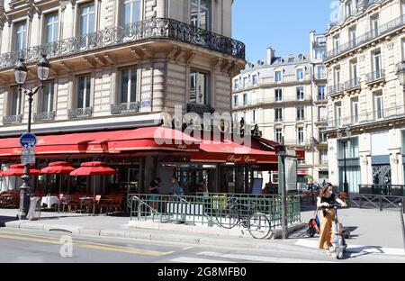 Die traditionelle französische Café-Brasserie Royal Opera mit unbekannten Gästen befindet sich in der Nähe der Nationaloper in Paris, Frankreich. Stockfoto