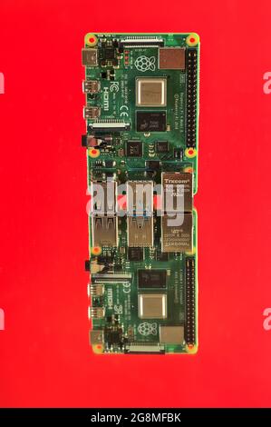 Dublin, Irland-April 17: Wunderschöne Nahaufnahme des Mini-Computertomusters Raspberry Pi 4 Modell B auf reflektierender roter Oberfläche. Kreative Aufnahme von Computerhardware Stockfoto