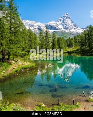 Idyllischer Morgenblick auf den Blauen See mit dem Matterhorn, das auf dem Wasser reflektiert, Valtournenche, Aostatal, Italien. Stockfoto