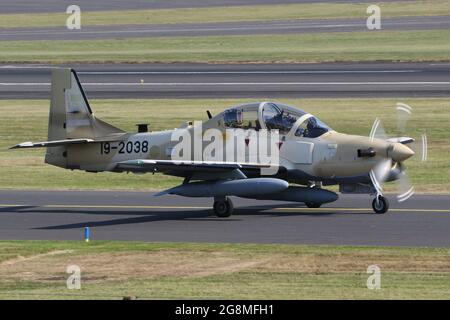 Einer von sechs Embraer A-29B Super Tucanos, die für die nigrische Luftwaffe (NAF) bestimmt sind, bei Abflug vom Prestwick International Airport am 20. Juli 2021. Das Flugzeug befand sich auf einem Auslieferungsflug von den USA nach Nigeria und trug eine temporäre US-Militärserie (19-2038) für den Flug. Dieser spezielle Rahmen wird im Dienst der nigrischen Luftwaffe NAF850 werden. Stockfoto