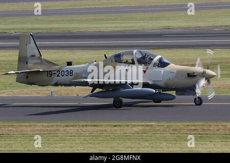 Einer von sechs Embraer A-29B Super Tucanos, die für die nigrische Luftwaffe (NAF) bestimmt sind, bei Abflug vom Prestwick International Airport am 20. Juli 2021. Das Flugzeug befand sich auf einem Auslieferungsflug von den USA nach Nigeria und trug eine temporäre US-Militärserie (19-2038) für den Flug. Dieser spezielle Rahmen wird im Dienst der nigrischen Luftwaffe NAF850 werden. Stockfoto