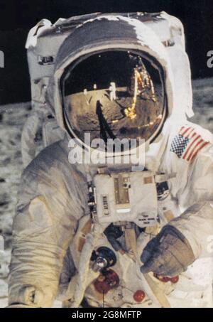 Astronaut Edwin E. Aldrin (auch bekannt als Buzz Aldrin), geht auf dem Mond, auf einer Fotografie, die Neil Armstrong am 21. Juli 1969 aufgenommen hat Stockfoto