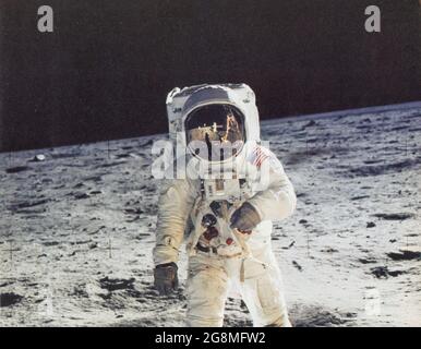 Astronaut Edwin E. Aldrin (auch bekannt als Buzz Aldrin), geht auf dem Mond, auf einer Fotografie, die Neil Armstrong am 21. Juli 1969 aufgenommen hat Stockfoto