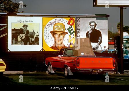 Das Album von Van Morrison, Devo und Neil Young Record signiert um 1978 bei Tower Records auf dem Sunset Strip Stockfoto