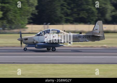 Einer von sechs Embraer A-29B Super Tucanos, die für die nigrische Luftwaffe (NAF) bestimmt sind, bei Abflug vom Prestwick International Airport am 20. Juli 2021. Das Flugzeug befand sich auf einem Auslieferungsflug von den USA nach Nigeria und trug eine temporäre US-Militärserie (19-2038) für den Flug. Dieser spezielle Rahmen wird im Dienst der nigrischen Luftwaffe NAF850 werden. Stockfoto