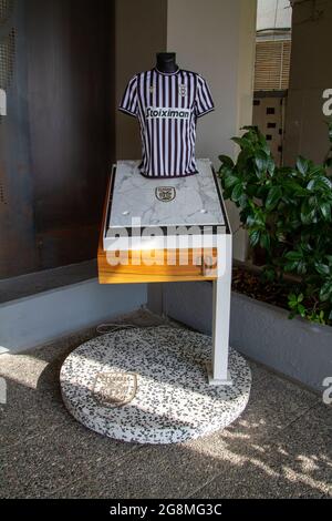 Thessaloniki, Griechenland, 15. Juli 2021. Präsentation des PAOK Salonika Trikots am Eingang zum Fußballstadion Stockfoto