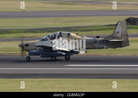Einer von sechs Embraer A-29B Super Tucanos, die für die nigrische Luftwaffe (NAF) bestimmt sind, bei Abflug vom Prestwick International Airport am 20. Juli 2021. Das Flugzeug befand sich auf einem Auslieferungsflug von den USA nach Nigeria und trug eine temporäre US-Militärserie (19-2038) für den Flug. Dieser spezielle Rahmen wird im Dienst der nigrischen Luftwaffe NAF850 werden. Stockfoto