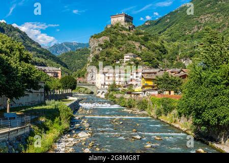 Schöne Aussicht in Verres an einem sonnigen Sommertag. Aostatal, Norditalien. Stockfoto