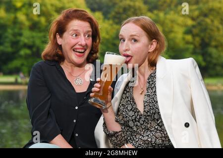 München, Deutschland. Juli 2021. Luise Kinseher (l-r), Schauspielerin, und Brigitte Hobmeier, Schauspielerin, aufgenommen bei einer Fotosession vor der Vorführung von 'Weißbier im Blut' im Freilichtkino 'Kino Mond & Sterne' in Westpark. Quelle: Tobias Hase/dpa/Alamy Live News Stockfoto