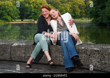 München, Deutschland. Juli 2021. Luise Kinseher (l-r), Schauspielerin, und Brigitte Hobmeier, Schauspielerin, aufgenommen bei einer Fotosession vor der Vorführung von 'Weißbier im Blut' im Freilichtkino 'Kino Mond & Sterne' in Westpark. Quelle: Tobias Hase/dpa/Alamy Live News Stockfoto