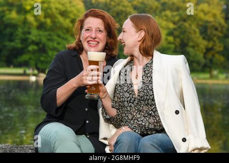 München, Deutschland. Juli 2021. Luise Kinseher (l-r), Schauspielerin, und Brigitte Hobmeier, Schauspielerin, aufgenommen bei einer Fotosession vor der Vorführung von 'Weißbier im Blut' im Freilichtkino 'Kino Mond & Sterne' in Westpark. Quelle: Tobias Hase/dpa/Alamy Live News Stockfoto
