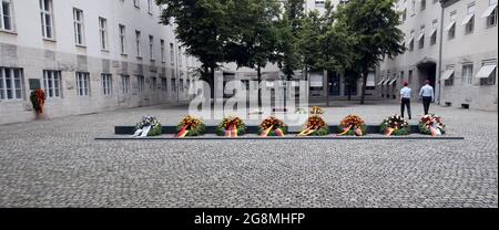 Berlin, Deutschland. Juli 2021. Soldaten der Bundeswehr gehen durch den Ehrencour im Gedenkzentrum Deutscher Widerstand im Bendlerblock, wo im Rahmen des Gedenkens an die am 20. Juli 1944 im Widerstand gegen die nationalsozialistische Tyrannei ermordeten Menschen zahlreiche Kränze gelegt wurden. Nach dem gescheiterten Attentat auf Adolf Hitler wurden Claus Graf Schenk von Stauffenberg und andere Offiziere an dieser Stelle angeschossen. Aufgrund der Corona-Pandemie wurde in diesem Jahr kein Gedenkgottesdienst an diesem Standort abgehalten. Quelle: Wolfgang Kumm/dpa/Alamy Live News Stockfoto