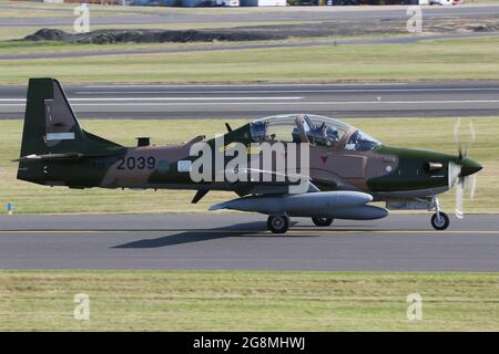 Einer von sechs Embraer A-29B Super Tucanos, die für die nigrische Luftwaffe (NAF) bestimmt sind, bei Abflug vom Prestwick International Airport am 20. Juli 2021. Das Flugzeug befand sich auf einem Auslieferungsflug von den USA nach Nigeria und trug eine temporäre US-Militärserie (19-2039) für den Flug. Dieser spezielle Rahmen wird NAF851 im Dienst der nigrischen Luftwaffe werden. Stockfoto