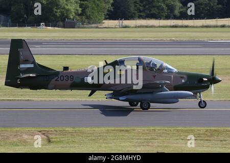 Einer von sechs Embraer A-29B Super Tucanos, die für die nigrische Luftwaffe (NAF) bestimmt sind, bei Abflug vom Prestwick International Airport am 20. Juli 2021. Das Flugzeug befand sich auf einem Auslieferungsflug von den USA nach Nigeria und trug eine temporäre US-Militärserie (19-2039) für den Flug. Dieser spezielle Rahmen wird NAF851 im Dienst der nigrischen Luftwaffe werden. Stockfoto