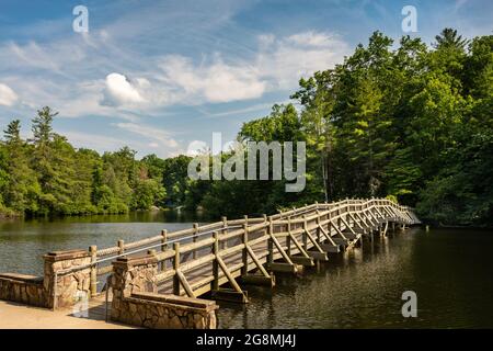 Fußgängerbrücke, im Cumberland Mountain State Park, in der Nähe von Crossville, Tennessee. Stockfoto