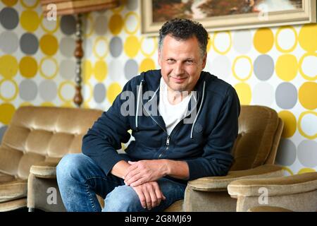 München, Deutschland. Juli 2021. Gerhard Wittmann, Schauspieler, aufgenommen bei einer Fotosession vor der Vorführung des Films 'Weißbier im Blut' im Freilichtkino 'Kino Mond & Sterne' im Westpark. Quelle: Tobias Hase/dpa/Alamy Live News Stockfoto