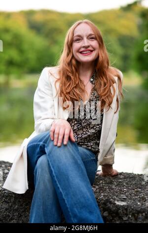 München, Deutschland. Juli 2021. Brigitte Hobmeier, Schauspielerin, aufgenommen bei einer Fotosession vor der Vorführung des Films 'Weißbier im Blut' im Freilichtkino 'Kino Mond & Sterne' im Westpark. Quelle: Tobias Hase/dpa/Alamy Live News Stockfoto