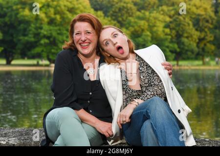 München, Deutschland. Juli 2021. Luise Kinseher (l-r), Schauspielerin, und Brigitte Hobmeier, Schauspielerin, aufgenommen bei einer Fotosession vor der Vorführung von 'Weißbier im Blut' im Freilichtkino 'Kino Mond & Sterne' in Westpark. Quelle: Tobias Hase/dpa/Alamy Live News Stockfoto