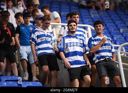 Madejski Stadium, Reading, Bekshire, Großbritannien. Juli 2021. Pre Season Friendly Football, Reading gegen West Ham United; Reading Fans nach dem Spiel Credit: Action Plus Sports/Alamy Live News Stockfoto