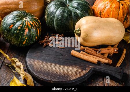 Thanksgiving Tag oder Herbst Kürbis Urlaub Hintergrund. Dunkler Holzhintergrund. Draufsicht Stockfoto