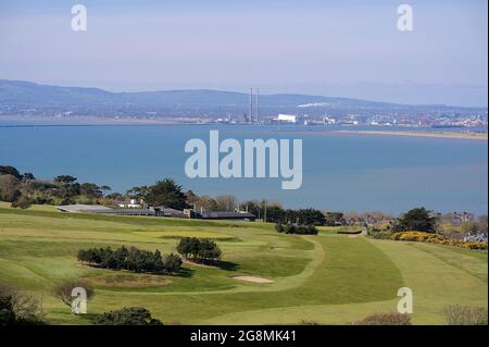 Landschaftlich schöner, heller Blick auf den Goldkurs, das Meer, die Bucht, Dublin Waste to Energy (Covanta-Werk), Poolbeg CCGT, Pigeon House Power Station, Dublin Stockfoto