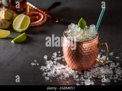 Moscow Mule cocktail in Kupfer-Cup mit Limette, Ingwer Bier, Wodka und Minze garnieren Stockfoto