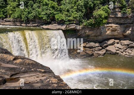 Cumberland Falls Regenbogen und Fluss, im Cumberland Falls State Park, in der Nähe von Corbin, Kentucky. Stockfoto