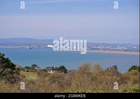 Landschaftlich schöner, heller Blick auf Bäume, Irisches Meer, Bucht, Dubliner Abfall zu Energie (Covanta-Werk), Poolbeg CCGT, Pigeon House Power Station, Dublin Stockfoto