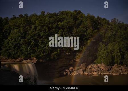 Cumberland Falls moonbow und River, im Cumberland Falls State Park, in der Nähe von Corbin, Kentucky. Stockfoto