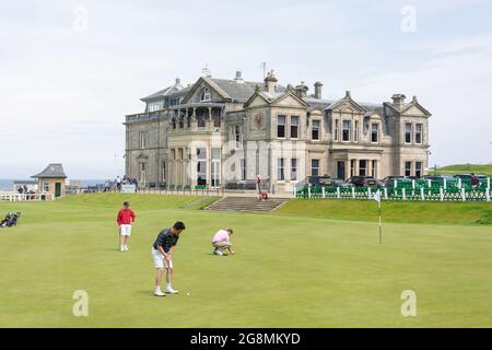 The Green auf dem 18. Fairway, The Old Course, The Royal and Ancient Golf Club of St Andrews, St Andrews, Fife, Schottland, Großbritannien Stockfoto