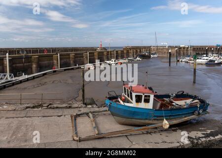 Fischerboot auf dem Slipway in Watchet Harbour Marina an der West Somerset Coast, England, Großbritannien Stockfoto