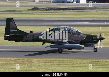 Einer von sechs Embraer A-29B Super Tucanos, die für die nigrische Luftwaffe (NAF) bestimmt sind, bei Abflug vom Prestwick International Airport am 20. Juli 2021. Das Flugzeug befand sich auf einem Auslieferungsflug von den USA nach Nigeria und trug eine temporäre US-Militärserie (19-2040) für den Flug. Dieser spezielle Rahmen wird im Dienst der nigrischen Luftwaffe NAF852 werden. Stockfoto