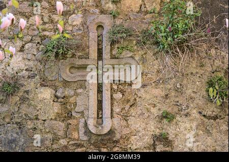 Dublin, Irland - 16. April 2021: Wunderschöne Nahaufnahme der alten Mauer von Howth Castle mit Kreuz. Das Schloss ist ein beliebter Veranstaltungsort für verschiedene Veranstaltungen Stockfoto
