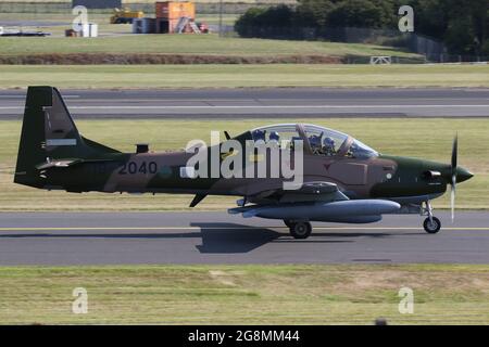 Einer von sechs Embraer A-29B Super Tucanos, die für die nigrische Luftwaffe (NAF) bestimmt sind, bei Abflug vom Prestwick International Airport am 20. Juli 2021. Das Flugzeug befand sich auf einem Auslieferungsflug von den USA nach Nigeria und trug eine temporäre US-Militärserie (19-2040) für den Flug. Dieser spezielle Rahmen wird im Dienst der nigrischen Luftwaffe NAF852 werden. Stockfoto