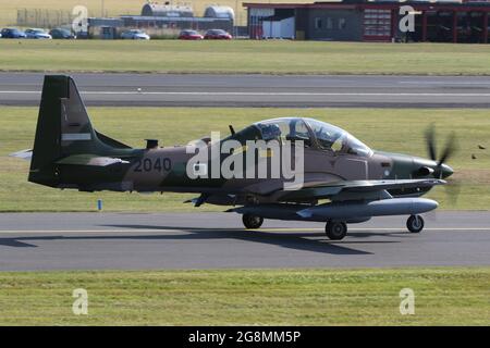 Einer von sechs Embraer A-29B Super Tucanos, die für die nigrische Luftwaffe (NAF) bestimmt sind, bei Abflug vom Prestwick International Airport am 20. Juli 2021. Das Flugzeug befand sich auf einem Auslieferungsflug von den USA nach Nigeria und trug eine temporäre US-Militärserie (19-2040) für den Flug. Dieser spezielle Rahmen wird im Dienst der nigrischen Luftwaffe NAF852 werden. Stockfoto
