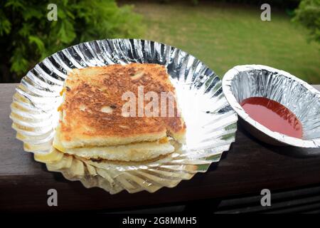 Gefülltes Sandwich im indischen Stil mit gegrillter Kartoffel. Aloo sabji-Polsterung in der Pause und gegrillt. Serviert mit Tomatenketchup zum Frühstück und Teatime sna Stockfoto