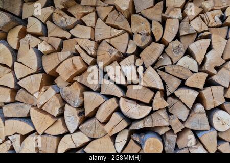 Ordentlich gefaltetes, gehacktes Brennholz. Holzernte für den Winter, Vorbereitung auf die Heizperiode. Stockfoto