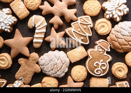 Verschiedene Weihnachtskekse in verschiedenen Formen als Hintergrund. Hausgemachte Backwaren. Blick von oben. Flach liegend. Stockfoto