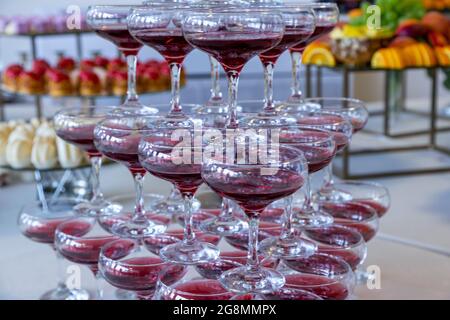 Viele Gläser roten Champagners übereinander gestapelt, alkoholische Getränke, eine Party Stockfoto
