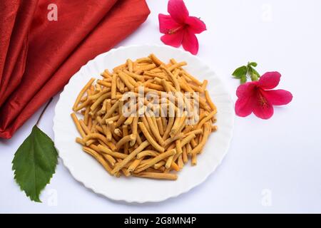 Indische beliebte knusprige Snacks, die als dickes sev bekannt sind, werden auf Festivals und beim Tee gegessen Stockfoto