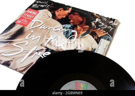 Die englischen Rock-Ikonen Mick Jagger und David Bowie Single-Song Dancing in the Street Musikalbum auf Vinyl-Schallplatte. Albumcover Stockfoto