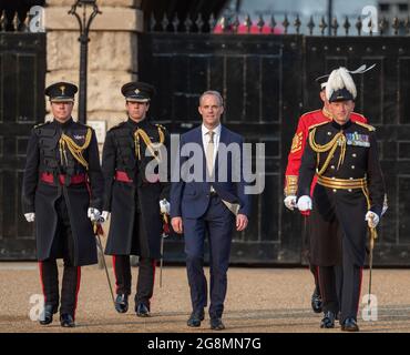 Horse Guards Parade, London, Großbritannien. 21. Juli 2021. Dominic Raab, Außenminister, kommt als VIP-Gast und Salute Taker zur Horse Guards Parade zum Auftakt des abendlichen Militärmusikspektakets The Sword & the Crown auf dem historischen Paradeplatz, begleitet von Generalmajor C J Ghika CBE (rechts), Den ersten öffentlichen Auftritt der Massed Bands der Household Division seit Juni 2019 zu beobachten. Quelle: Malcolm Park/Alamy Live News. Stockfoto