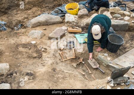 Archäologische Ausgrabungen in Whitesands Bay in Pembrokeshire. Bei der Ausgrabung in der St. Patrick's Chapel wurden mehrere hundert Skelette freigelegt Stockfoto