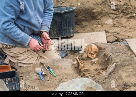 Archäologische Ausgrabungen in Whitesands Bay in Pembrokeshire. Bei der Ausgrabung in der St. Patrick's Chapel wurden mehrere hundert Skelette freigelegt Stockfoto