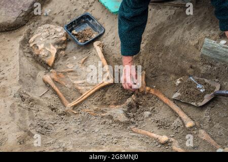 Archäologische Ausgrabungen in Whitesands Bay in Pembrokeshire. Bei der Ausgrabung in der St. Patrick's Chapel wurden mehrere hundert Skelette freigelegt Stockfoto