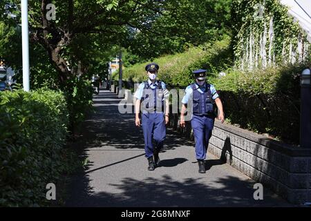 Tokio, Japan. Juli 2021. Polizeibeamte im Patrouillendienst um das Olympische Dorf in Harumi.das Olympische Dorf Tokio 2020 in Harumi ist normalerweise das Herzstück der Olympischen Spiele und wird hinter hohen Metallzäunen mit Militär und Polizei im Patrouillendienst und Kontrollpunkten mit Straßensperren gesichert. Im Inneren müssen Athleten und andere Mitglieder der Olympischen Teams strenge Protokolle einhalten, um das Risiko einer Infektion mit dem SARS-CoV-2-Coronavirus zu minimieren. (Foto: Stanislav Kogiku/SOPA Images/Sipa USA) Quelle: SIPA USA/Alamy Live News Stockfoto