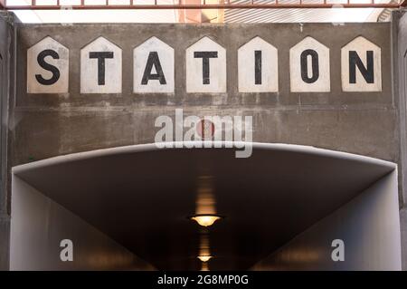 Entance zum Bahnhof vom Bahnsteig. Los Angeles, Kalifornien, USA Stockfoto