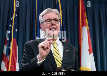 Austin Texas USA, 21. Juli 2021: Texas LT. Gov. Dan Patrick, ein Republikaner, bietet demokratischen Senatoren, die nach Washington, DC geflohen sind und ihre quorum-busting Kollegen im Repräsentantenhaus unterstützen, eine Widerlegung an. Mehrere demokratische Senatoren kehrten am 21. Juli 2021 nach Austin zurück und hielten unmittelbar vor Patricks Pressevertreter eine Pressekonferenz ab. Kredit: Bob Daemmrich/Alamy Live Nachrichten Stockfoto