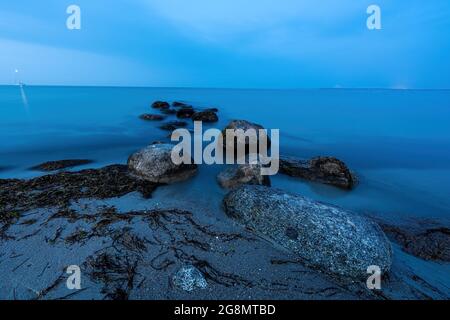 Abendansicht von der Strandpromenade Haffkrug in Deutschland Stockfoto