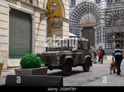 Aufklärungswagen Land Rover Defender der italienischen Armee patrouilliert im historischen Zentrum von Genua mit der Kathedrale St. Lawrence im Hintergrund Stockfoto